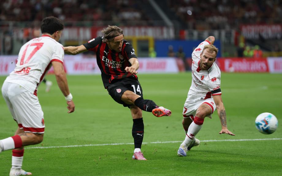 [图]意杯-莱奥普利西奇破门魔笛首秀 米兰2-0巴里